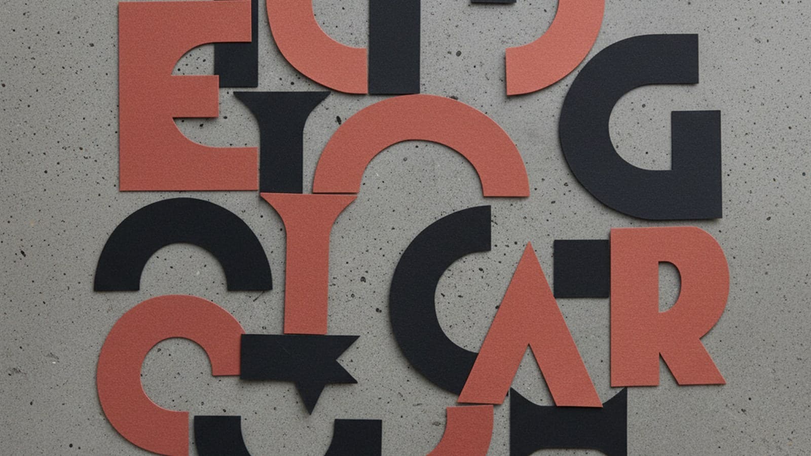 Logos famosos con secretos tipográficos ocultos — composición visual abstracta de letterforms y espacios negativos sugiriendo significados ocultos sobre concreto editorial