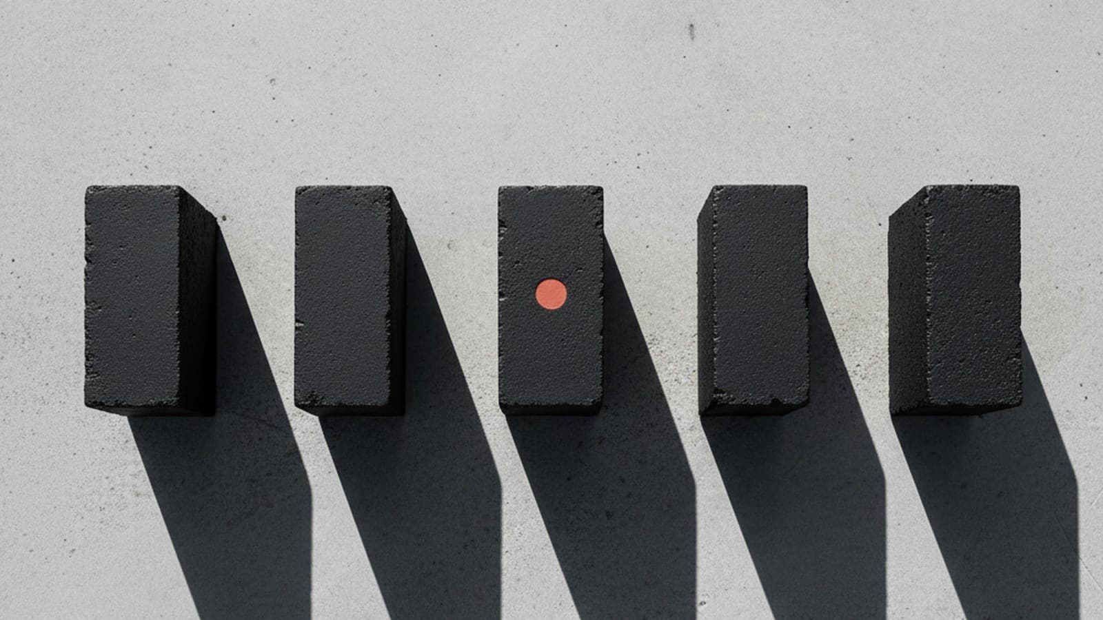 Visualización editorial de los cinco hilos comunes entre manuales canónicos — cinco bloques tipográficos sobre concreto representando los principios transferibles