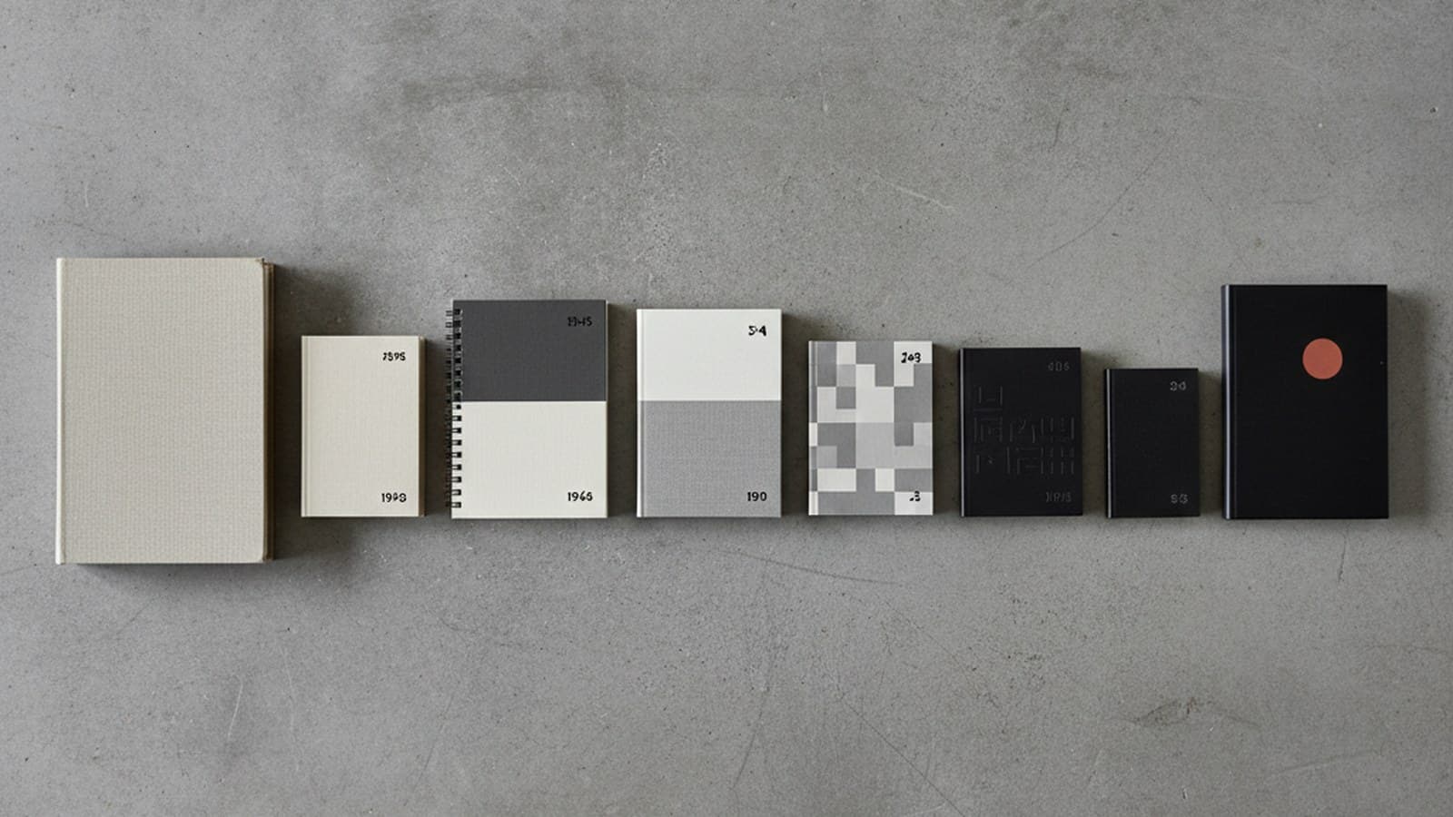 Timeline editorial de los mejores manuales de marca famosos desde 1956 hasta 2026 — IBM, Lufthansa, NASA, FedEx, Apple, Mailchimp, Stripe Press y Tramarca v4